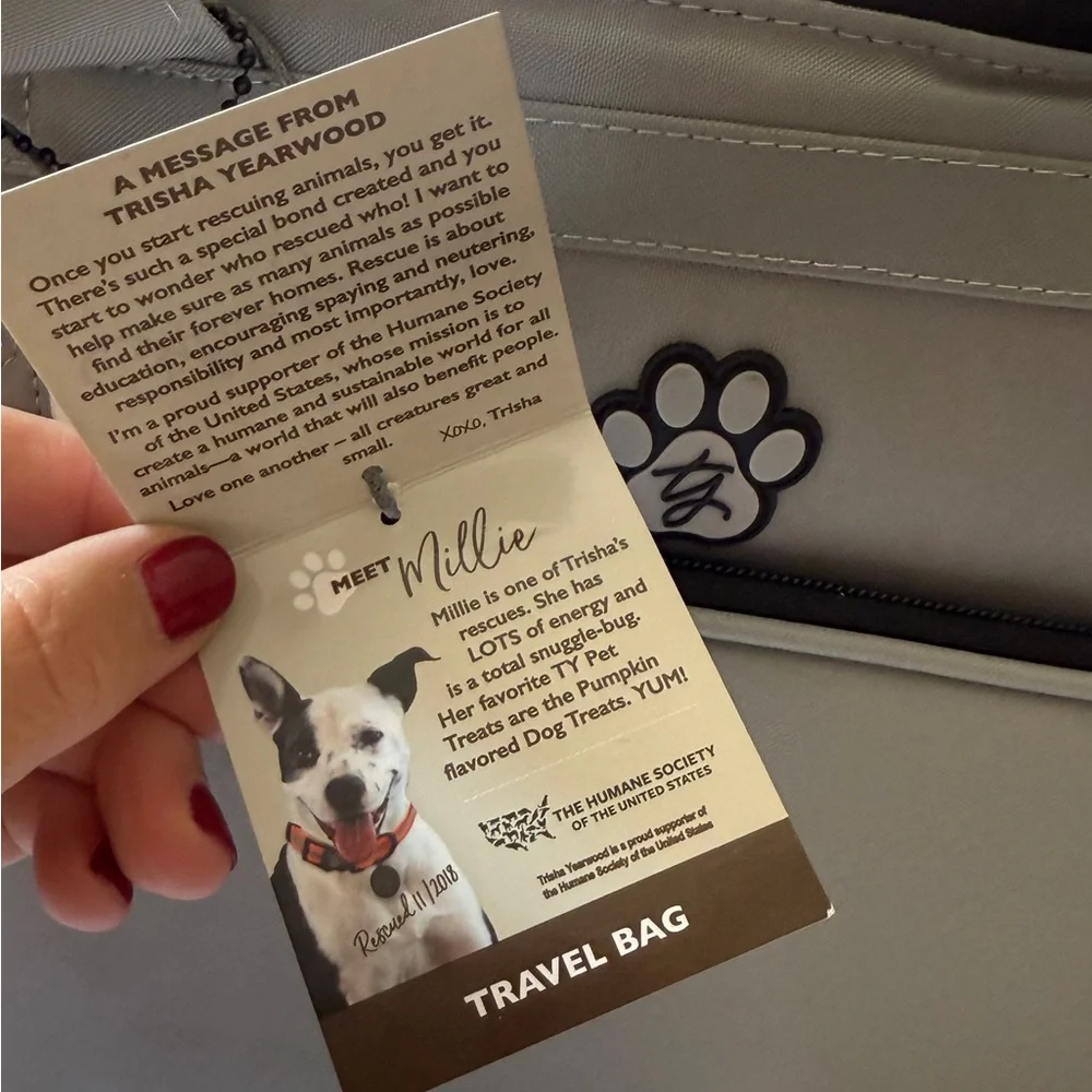 NWT Trisha Yearwood pet travel bag. Insulated w.food pouches & portable bowls!